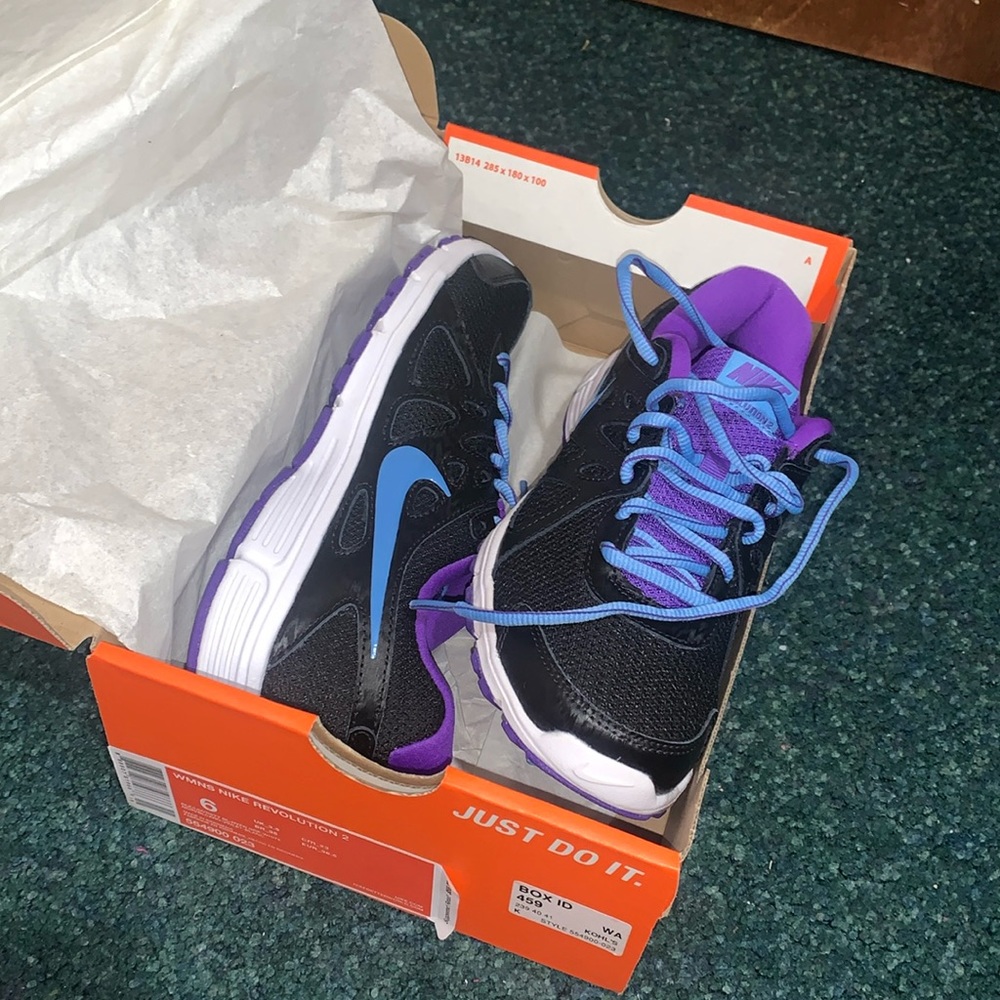 Nike Womens Revolution 2 Shoes